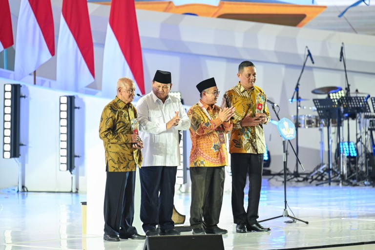 Presiden Republik Indonesia Prabowo Subianto dan Menteri Pendidikan Dasar dan Menegah (Mendikdasmen) Abdul Mu'ti puncak peringatan Hari Guru Nasional 2024 di Jakarta International Velodrome, Jakarta (Foto: Dok Kemendikdasmen)