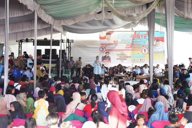 Ribuan masyarakat Kecamatan Bayung Lencir, Kabupaten Musi Banyuasin (Muba), menghadiri kampanye Pasangan Calon Gubernur dan Wakil Gubernur Sumatera Selatan (Sumsel), Mawardi Yahya dan R.A. Anita Noeringhati (MATAHATI). Kegiatan tersebut dipusatkan di Desa Kepayang, yang mayoritas masyarakatnya tinggal di tepian Sungai Kepayang, pada hari Minggu, tanggal 03 November 2024.