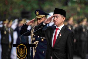 Wakil Presiden Gibran Rakabuming Raka (kanan) memberikan hormat saat memimpin Upacara Ziarah Nasional untuk memperingati Hari Pahlawan 2024 di Taman Makam Pahlawan Nasional Utama Kalibata, Jakarta, Minggu (10/11/2024). Peringatan Hari Pahlawan 2024 mengusung tema Teladani Pahlawanmu, Cintai Negerimu. ANTARA FOTO/Aprillio Akbar/tom.
