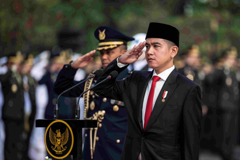 Wakil Presiden Gibran Rakabuming Raka (kanan) memberikan hormat saat memimpin Upacara Ziarah Nasional untuk memperingati Hari Pahlawan 2024 di Taman Makam Pahlawan Nasional Utama Kalibata, Jakarta, Minggu (10/11/2024). Peringatan Hari Pahlawan 2024 mengusung tema Teladani Pahlawanmu, Cintai Negerimu. ANTARA FOTO/Aprillio Akbar/tom.
