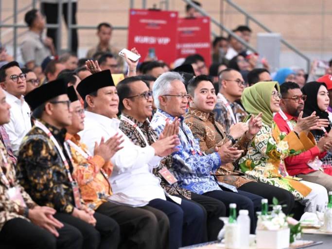 Anggota Dewan Perwakilan Daerah Republik Indonesia, Filep Wamafma (baju warna merah), mengapresiasi kebijakan pemerintah yang memprioritaskan penggunaan Anggaran Pendapatan dan Belanja Negara (APBN) tahun 2025 untuk memajukan sektor pendidikan. (foto : dok. pribadi Filep Wamafma)