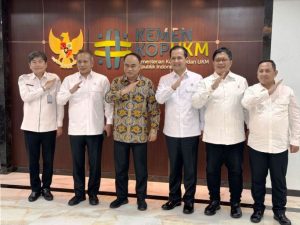 enteri Transmigrasi Republik Indonesia, Ifitah Sulaiman Suryanagara, dan Wakil Menteri Transmigrasi, Viva Yoga Mauladi, berkunjung ke Kantor Kementerian Koperasi Republik Indonesia. Kedatangan mereka langsung disambut oleh Menteri Koperasi Republik Indonesia, Budi Arie dan Wakil Menteri Koperasi Ferry Juliantono. (foto : Kementerian Transmigrasi)