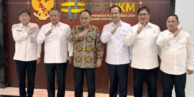 enteri Transmigrasi Republik Indonesia, Ifitah Sulaiman Suryanagara, dan Wakil Menteri Transmigrasi, Viva Yoga Mauladi, berkunjung ke Kantor Kementerian Koperasi Republik Indonesia. Kedatangan mereka langsung disambut oleh Menteri Koperasi Republik Indonesia, Budi Arie dan Wakil Menteri Koperasi Ferry Juliantono. (foto : Kementerian Transmigrasi)