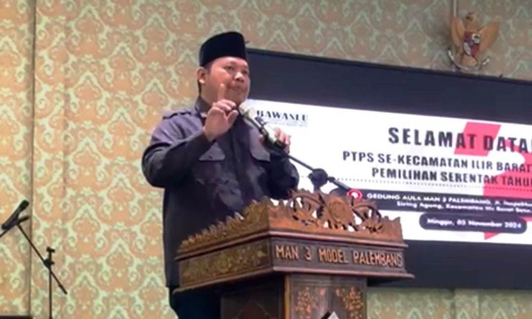 Ketua Badan Pengawas Pemilu (Bawaslu) Kota Palembang, Khairil Anwar Simatupang, saat memberikan sambutan pada pelantikan 202 Pengawas TPS (PTPS) yang bertugas di Kecamatan Ilir Barat I oleh Ketua Panitia Pengawas Kecamatan (Panwascam), pada hari Minggu, tanggal 3 November 2024.