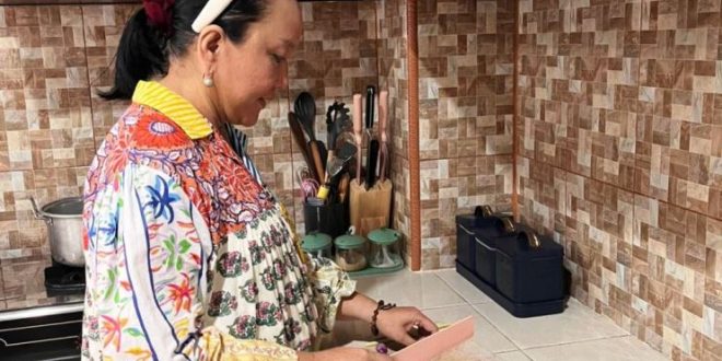 Ketua Pimpinan Daerah Partai Kebangkitan Nusantara (PKN) Provinsi Sumatera Selatan (Sumsel), Hj. Lucianty, mengisi akhir pekan dan masa tenang pada Pemilihan Kepala Daerah (Pilkada) tahun 2024, dengan berkumpul bersama keluarga dan memasak hidangan khas, yakni Pindang Lais dan Pundang Seluang. (foto : dokumen pribadi Hj. Lucianty)