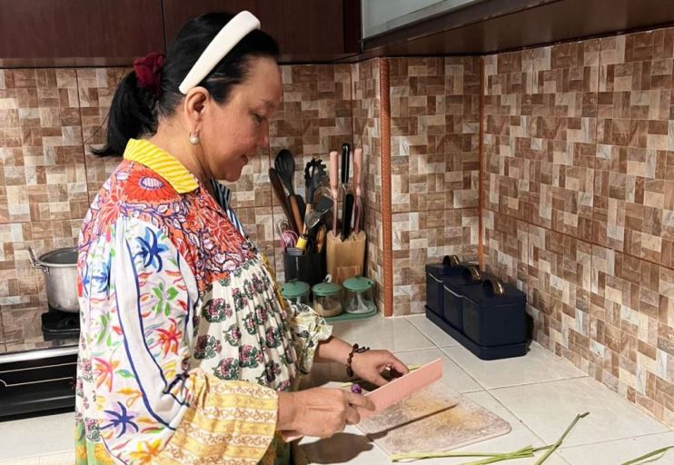 Ketua Pimpinan Daerah Partai Kebangkitan Nusantara (PKN) Provinsi Sumatera Selatan (Sumsel), Hj. Lucianty, mengisi akhir pekan dan masa tenang pada Pemilihan Kepala Daerah (Pilkada) tahun 2024, dengan berkumpul bersama keluarga dan memasak hidangan khas, yakni Pindang Lais dan Pundang Seluang. (foto : dokumen pribadi Hj. Lucianty)