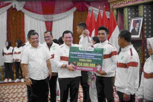 Elen Setiadi menyerahkan Bonus Atlet dan Pelatih Kontingen Prov. Sumsel pada PON XXI Aceh-Sumut 2024 bertempat di Griya Agung, Jumat (15/11/2024).