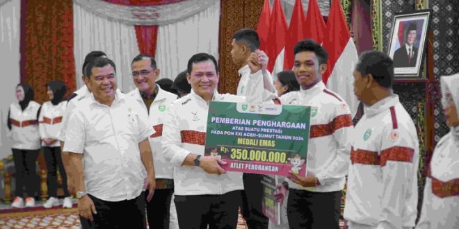 Elen Setiadi menyerahkan Bonus Atlet dan Pelatih Kontingen Prov. Sumsel pada PON XXI Aceh-Sumut 2024 bertempat di Griya Agung, Jumat (15/11/2024).