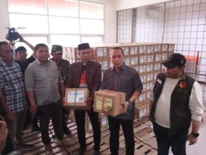 Badan Pengawas Pemilu (Bawaslu) Kota Palembang mengawasi langsung proses pelipatan Surat Suara pada Pemilihan Wali Kota dan Wakil Wali Kota Palembang di Gedung Logistik Komisi Pemilihan Umum (KPU) Kota Palembang, pada hari Jum'at, tanggal 1 November 2024.