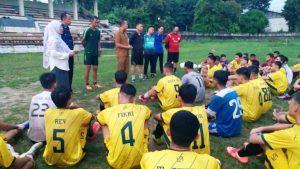Tim PS. Palembang yang akan berlaga di Piala Soeratin U-17 tahun 2024, mendengarkan arahan dari jajaran pelatih dan manajemen tim, di Lapangan Kamboja. (foto : Tim Media PS. Palembang)