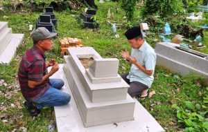 Calon Wali Kota Palembang, Ratu Dewa, menyempatkan diri untuk melakukan ziarah, menjelang hari pencoblosan pada Pemilihan Kepala Daerah (Pilkada) Kota Palembang tahun 2024, hari Senin, tanggal 25 November 2024. (foto : tim media Ratu Dewa)