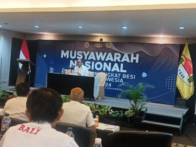 Ketua Umum Pengurus Besar Perkumpulan Angkat Besi Seluruh Indonesia Periode 2024-2028, Rosan Roeslani, menyampaikan visi dan misi kepada perwakilan Pengurus Provinsi yang hadir dalam Musyawarah Nasional yang digelar di Hotel Grand Kemang, Jakarta Selatan, hari Selasa, tanggal 5 November 2024.