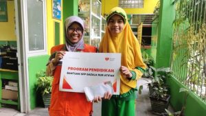 Rumah Zakat membantu melunasi tunggakan biaya sekolah Gazala Nur Atifa, siswa Sekolah Dasar (SD) Muhammadiyah 1 Palembang, yang berada di Jalan K.H. Ahmad Dahlan, Kelurahan Talang Semut, Kecamatan Bukit Kecil, Kota Palembang, hari Kamis, tanggal 14 November 2024. (foto : rumah zakat)