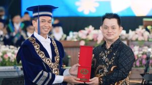 CEO SEVIMA, Sugianto Halim, menerima penghargaan mitra wirausaha dari Institut Teknologi Sepuluh Nopember (ITS), pada hari Senin, tanggal 11 November 2024. (foto : Humas SEVIMA)