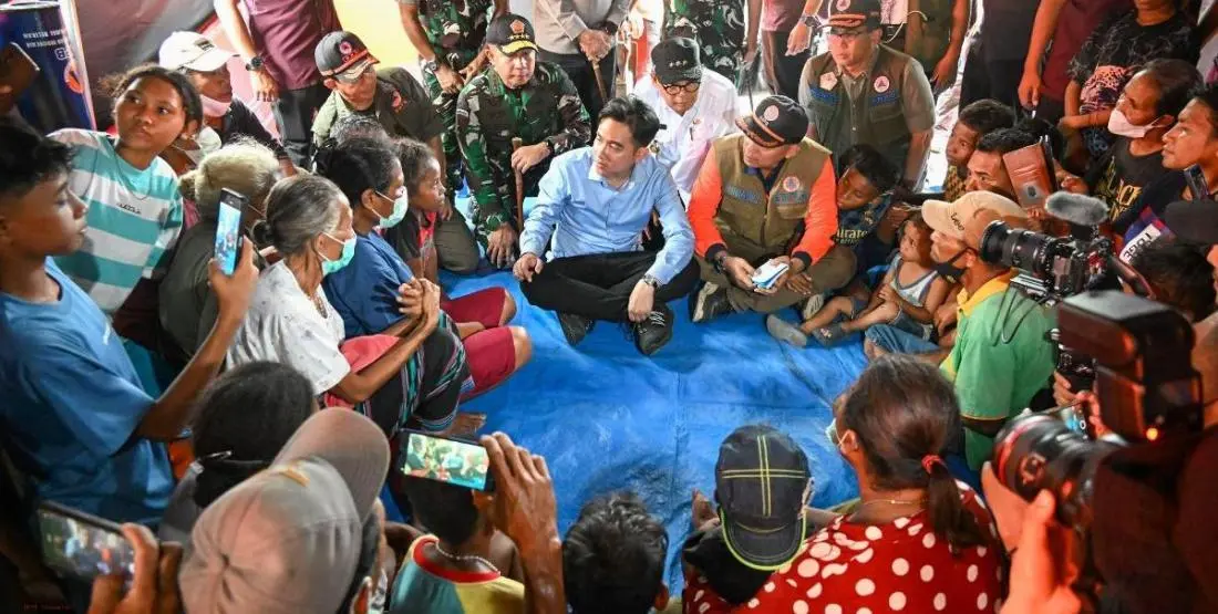 Wakil Presiden Republik Indonesia, Gibran Rakabuming Raka, melakukan kunjungan kerja langsung ke lokasi pengungsian warga terdampak erupsi Gunung Lewotobi Laki-Laki di Kabupaten Flores Timur, Nusa Tenggara Timur. (MUSINEWS.ID/HAIRUDIN)