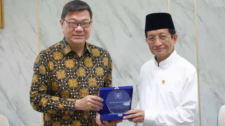 Menteri Agama, Nasaruddin Umar (kanan) Duta Besar Singapura untuk Indonesia, Y.M. Kwok Fook Seng (kiri)