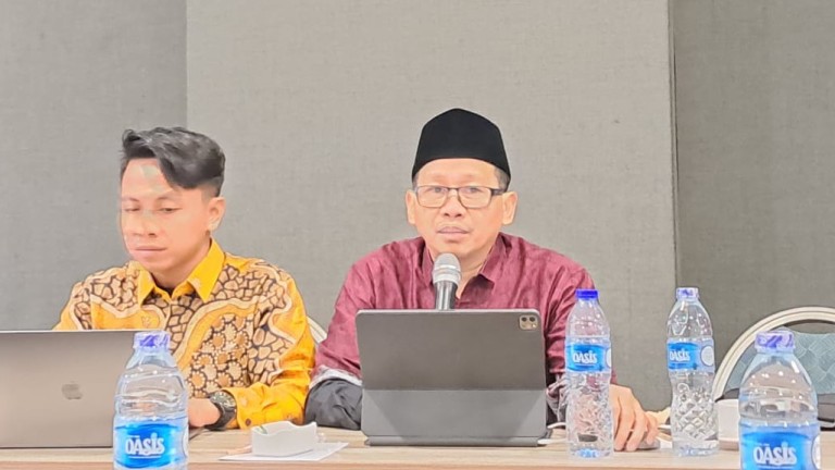 Stafsus Menag Farid F Saenong (berpeci)