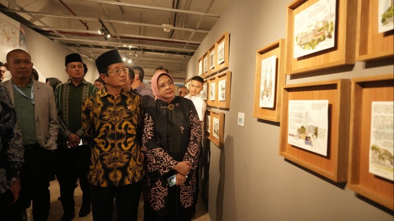Menag Nasaruddin dan istri bersama rombongan mengunjungi Festival Harmoni Istiqlal