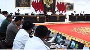 Presiden Prabowo Subianto memimpin rapat terbatas bersama sejumlah menteri Kabinet Merah Putih di Ruang Sidang Kabinet, Kantor Presiden Jakarta, pada Senin, 16 Desember 2024. Foto: BPMI Setpres/Cahyo