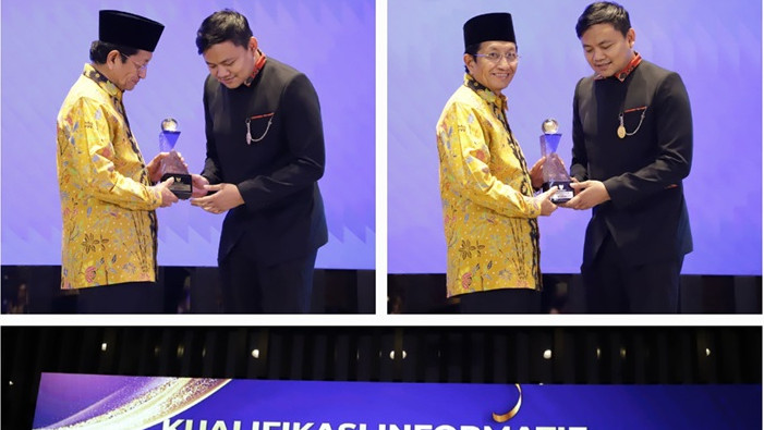 Menag Nasaruddin Umar saat menerima penghargaan dari KIP sebagai Kementerian Informatif