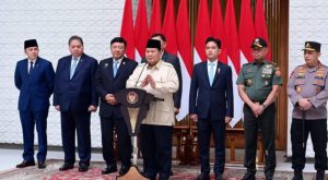 Presiden Prabowo Subianto memberikan keterangan pers kepada awak media sebelum bertolak menuju Mesir, pada Selasa, 17 Desember 2024, di Pangkalan TNI AU Halim Perdanakusuma Jakarta. Foto: BPMI Setpres/Muchlis Jr