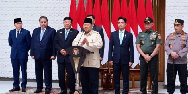 Presiden Prabowo Subianto memberikan keterangan pers kepada awak media sebelum bertolak menuju Mesir, pada Selasa, 17 Desember 2024, di Pangkalan TNI AU Halim Perdanakusuma Jakarta. Foto: BPMI Setpres/Muchlis Jr