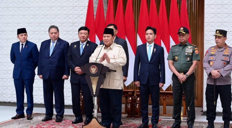 Presiden Prabowo Subianto memberikan keterangan pers kepada awak media sebelum bertolak menuju Mesir, pada Selasa, 17 Desember 2024, di Pangkalan TNI AU Halim Perdanakusuma Jakarta. Foto: BPMI Setpres/Muchlis Jr