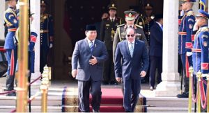 Presiden Republik Indonesia, Prabowo Subianto disambut upacara kenegaraan di Istana Kepresidenan Al Ittihadiya, Kairo, Mesir, pada Rabu, 18 Desember 2024. Foto: BPMI Setpres/Rusman
