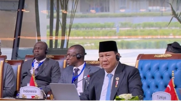 Presiden Prabowo Subianto menyampaikan pidatonya pada sesi khusus Konferensi Tingkat Tinggi (KTT) Ke-11 Developing Eight (D-8) di Istana Kepresidenan New Administrative Capital, Kairo, Mesir, pada Kamis, 19 Desember 2024. Foto: BPMI Setpres/Pool Host D-8