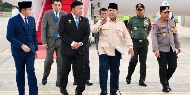 Presiden Prabowo Subianto tiba di Pangkalan TNI AU Halim Perdanakusuma, Jakarta, pada Senin, 23 Desember 2024, sekitar pukul 10.45 WIB. Foto: BPMI Setpres/Cahyo