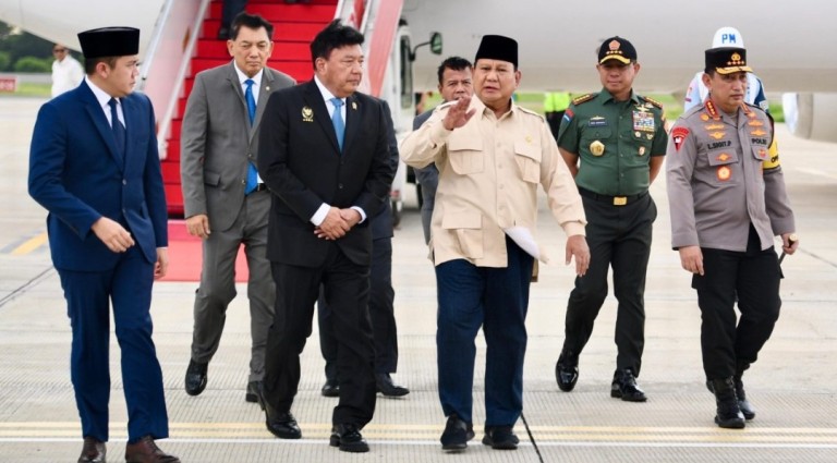 Presiden Prabowo Subianto tiba di Pangkalan TNI AU Halim Perdanakusuma, Jakarta, pada Senin, 23 Desember 2024, sekitar pukul 10.45 WIB. Foto: BPMI Setpres/Cahyo