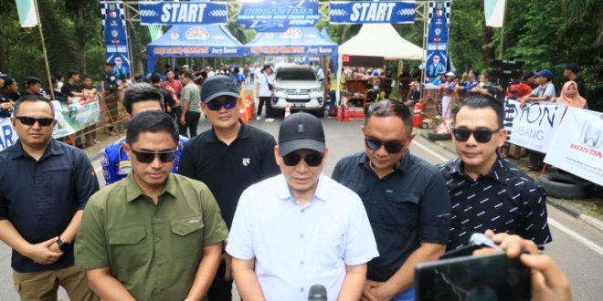 Ratusan pecinta otomotif ramaikan Dirgantara Drag Race dan Drag Bike 2024 diselenggarakan oleh LANUD SMH Palembang di Jalan Adi Sucipto Lanud Talang Betutu Palembang, Sabtu (14/12/2024).
