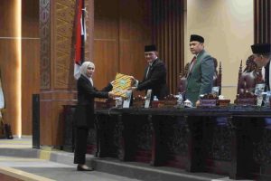 Edward Candra menghadiri Rapat Paripurna VII (7) DPRD Prov. Sumsel dengan Agenda, Penyampaian Laporan Hasil Pelaksanaan kegiatan Reses tahap I bagi Pimpinan dan Anggota DPRD Prov. Sumsel di Ruang Rapat Paripurna DPRD Sumsel, Senin, (16/12/2024).