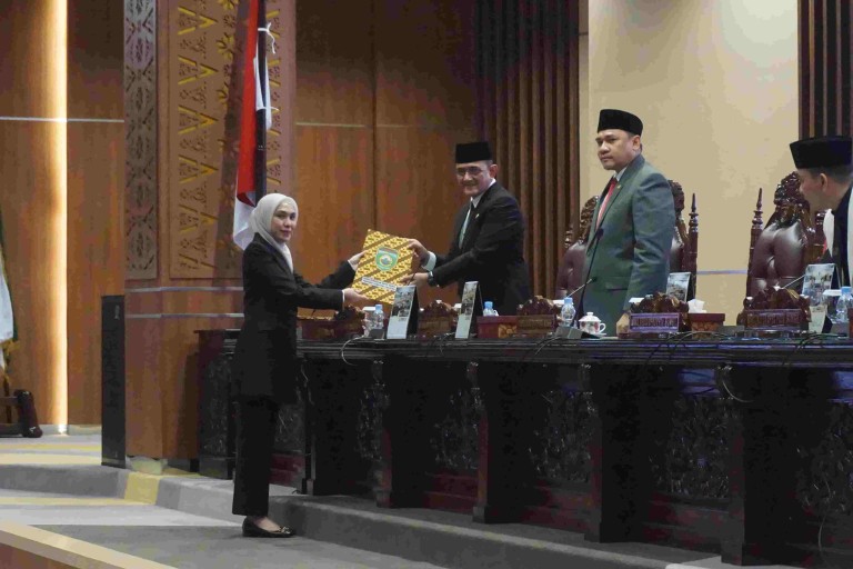 Edward Candra menghadiri Rapat Paripurna VII (7) DPRD Prov. Sumsel dengan Agenda, Penyampaian Laporan Hasil Pelaksanaan kegiatan Reses tahap I bagi Pimpinan dan Anggota DPRD Prov. Sumsel di Ruang Rapat Paripurna DPRD Sumsel, Senin, (16/12/2024).