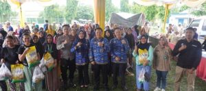 Pemerintah Kota (Pemkot) Prabumulih melalui Dinas Perindustrian dan Perdagangan (Disperindag) menggelar kegiatan Pasar Murah di halaman Kantor Lurah Muara Dua, pada hari Selasa, tanggal 17 Desember 2024. (foto : kotaprabumulih.go.id)