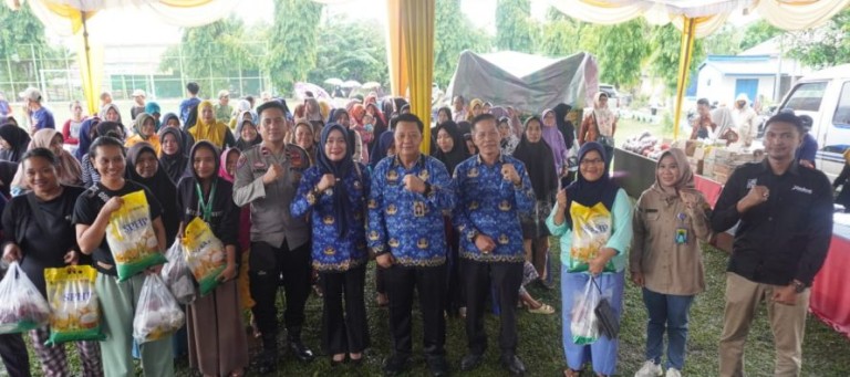 Pemerintah Kota (Pemkot) Prabumulih melalui Dinas Perindustrian dan Perdagangan (Disperindag) menggelar kegiatan Pasar Murah di halaman Kantor Lurah Muara Dua, pada hari Selasa, tanggal 17 Desember 2024. (foto : kotaprabumulih.go.id)