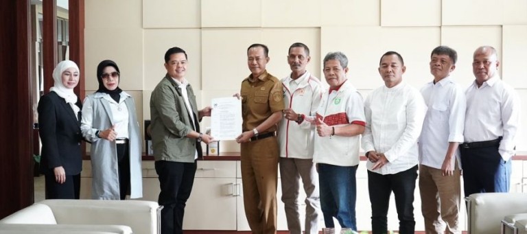 Penjabat (Pj.) Wali Kota Prabumulih, H. Elman, menghadiri acara audiensi Komite Olahraga Nasional Indonesia (KONI) Kota Prabumulih dengan Pemerintah Kota (Pemkot) Prabumulih, pada hari Selasa, tanggal 17 Desember 2024. (foto : kotaprabumulih.go.id)