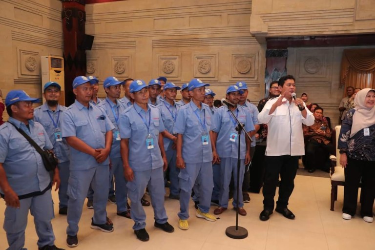 Seremoni pelepasan transmigran dipimpin oleh Wakil Menteri Transmigrasi Republik Indonesia, Viva Yoga Mauladi, yang didampingi oleh Asisten I Pemerintah Provinsi (Pemprov) Jawa Timur, Bobby Soemiarsono, Kepala Dinas Tenaga Kerja dan Transmigrasi Provinsi Jawa Timur, Sigit Priyanto, dan kepala dinas tenaga kerja dan transmigrasi seluruh Jawa Timur. (foto : kementerian transmigrasi)
