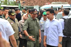 Kepala Badan Nasional Penanggulangan Bencana (BNPB) Letjen TNI Suharyanto mendampingi Wakil Presiden Republik Indonesia Gibran Rakabuming di lokasi bencana Kampung Cihonje, Desa Sukamaju, Kecamatan Cikembar, Kabupaten Sukabumi, pada Jumat (6/12/2024)/ dok. BNPB.