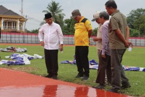 H Apriyadi MSi meninjau progres rehab Lintasan Atletik di Stadion Serasan Sekate, Jumat (6/12/2024).