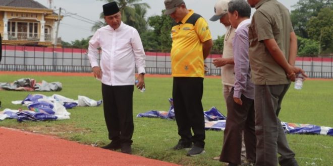 H Apriyadi MSi meninjau progres rehab Lintasan Atletik di Stadion Serasan Sekate, Jumat (6/12/2024).