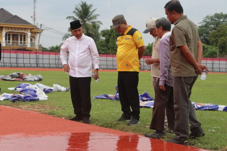 H Apriyadi MSi meninjau progres rehab Lintasan Atletik di Stadion Serasan Sekate, Jumat (6/12/2024).