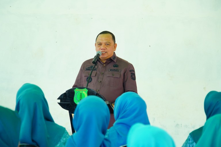 Sandi Fahlepi bersama dengan Pj Ketua TP PKK Muba Hj Triana Sandi melakukan Peninjauan di Perpustakaan Kelurahan Ngulak Binaan TP. PKK Kecamatan Sanga Desa, Selasa (10/12/2024) di Sekretariat TP. PKK Kecamatan Sanga Desa.