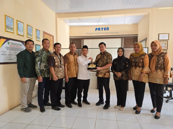 Jumat, 13 Desember 2024, suasana di Kantor Camat Babat Toman dipenuhi semangat kolaborasi saat Camat Heru Kharisma menerima kunjungan istimewa dari Komisi 1 DPRD Tangerang Selatan.