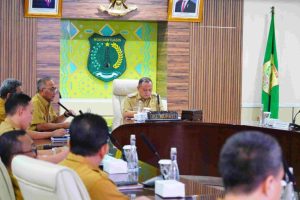 Sandi Fahlepi saat memimpin rapat Pembinaan dengan Jajaran Manajemen PT. Petro Muba dan Entitas Anak Perusahaan, Senin (16/12/2024) di Ruang Rapat Serasan Sekate.