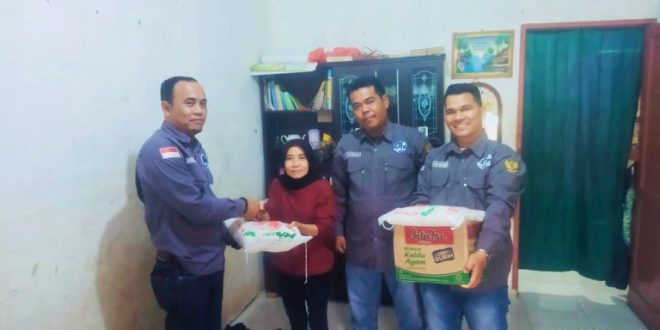 Pengurus DPC PJS Labuhanbatu saat berbagi bersama sesama dengan wartawan di Labuhanbatu
