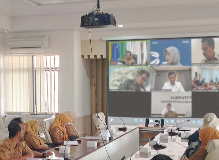 Kepala Dinas Perdagangan dan Perindustrian Kab. Muba mengikuti "Rapat Koordinasi Pembahasan Langkah Konkret Pengendalian Inflasi di Daerah Tahun 2024" secara virtual di ruang rapat randik Pemkab Muba, senin (23/12/2024).