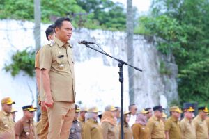Cheka Virgowansyah saat memimpin Apel bersama di pelataran Benteng Kuto Besak (BKB) Palembang, Senin (02/12).