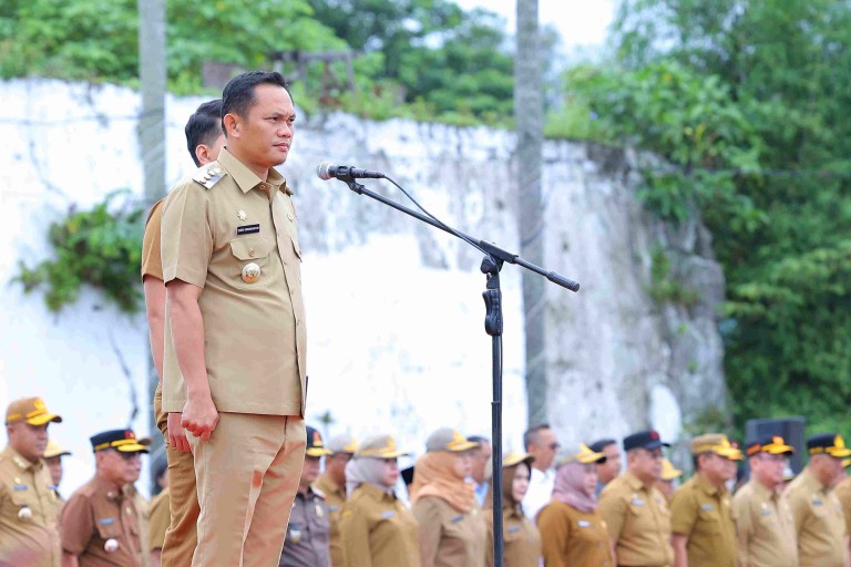 Cheka Virgowansyah saat memimpin Apel bersama di pelataran Benteng Kuto Besak (BKB) Palembang, Senin (02/12).
