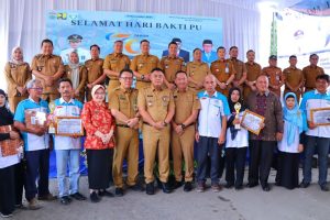 Sekretaris Daerah (Sekda) kota Palembang, Afrizal Hasyim di halaman kantor Dinas PUPR Palembang, Senin (09/12).